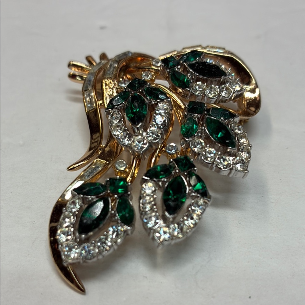 💜VTG Crown Trifari Elegant Gold and Green Leaf Brooch
